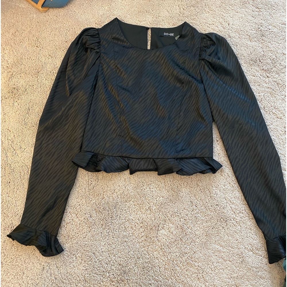Tigerprint black top. Ruffle hem. - Picture 2 of 3